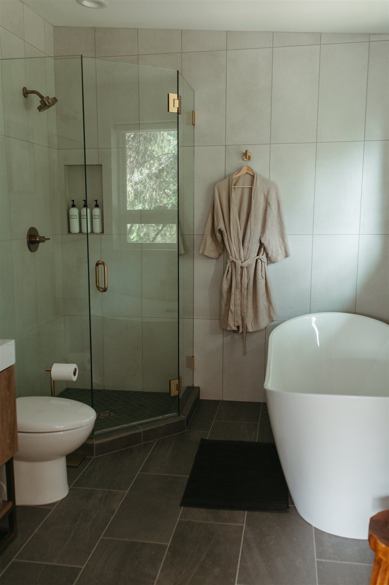 Haartrockner, Handtücher, Seife, Toilettenpapier