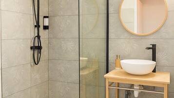 Serviettes fournies, savon, papier toilette