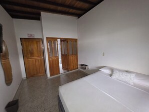 Desk, laptop workspace, free WiFi - Casa Hotel Realeza del Estádio (Medellín)