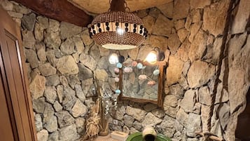 SĂšche-cheveux, serviettes fournies, savon, papier toilette