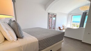 Et soveværelse med seng, lampe, vindue og udsigt til det fri.