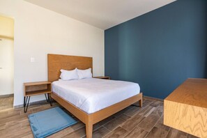 Habitación doble Deluxe | Cortinas blackout, tabla de planchar con plancha y wifi gratis 