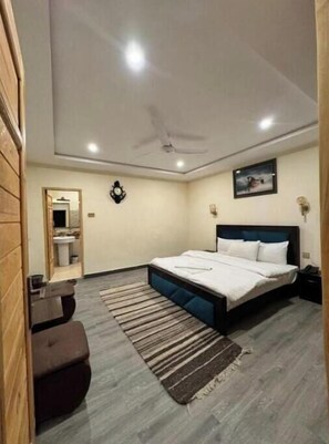 1 bedroom, WiFi, bed sheets - Pak Himalaya Hotel Kachura – Deluxe Room with Mountain View Balcony (Ponedas)