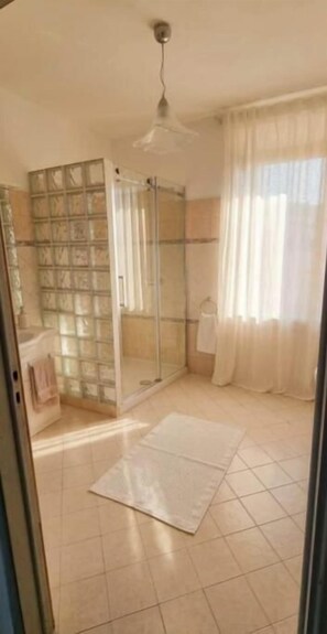 Doccia, asciugacapelli, bidet, asciugamani
