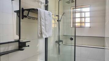 Comfort Duplex, Balcony | Bathroom | Shower, free toiletries, towels, soap