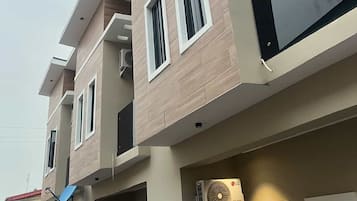 Comfort Duplex, Balcony | Bahagian luar