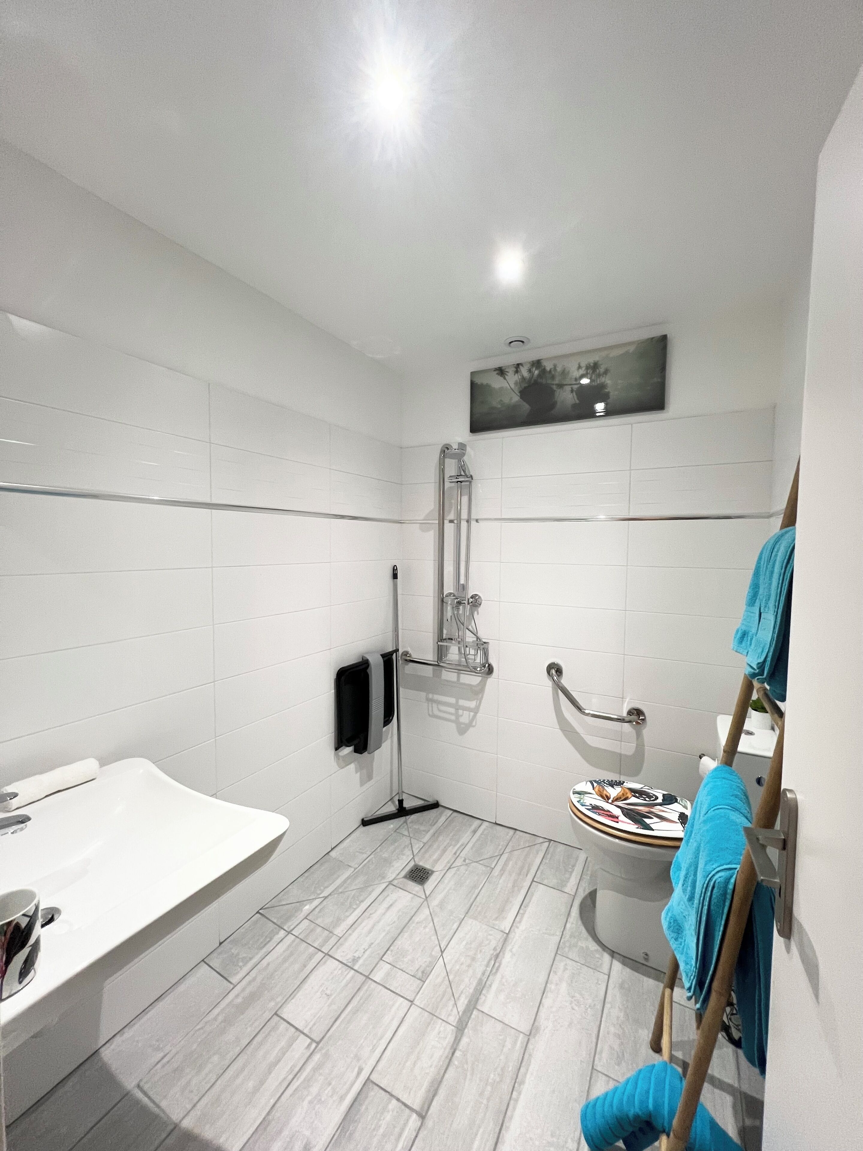 Een douche, een haardroger, zeep