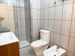 A modern bathroom with a toilet, bidet, and sink. - Cozy Apartment 70 meters from Durres Beach (Durres)
