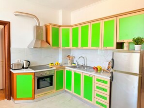 Kühlschrank, Ofen, Geschirrspüler, Wasserkocher