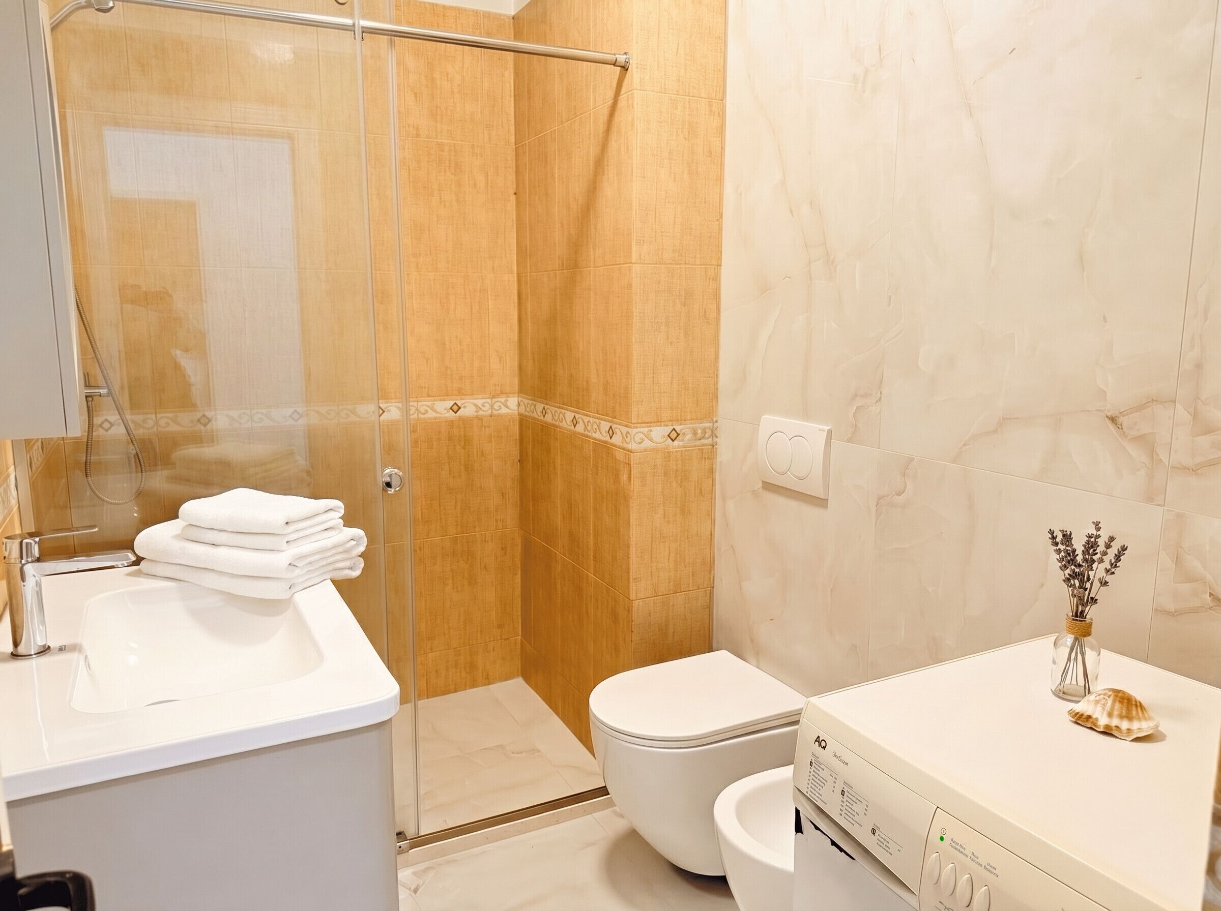 Regadera, secadora de cabello, bidet, toallas 