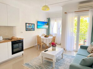TV - Cozy Holiday Apartment by the Beach 106 (Durres)