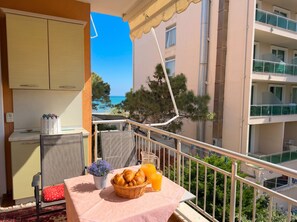 Outdoor dining - Cozy Holiday Apartment by the Beach 106 (Durres)