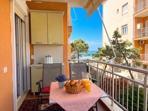 Outdoor dining - Cozy Holiday Apartment by the Beach 106 (Durres)