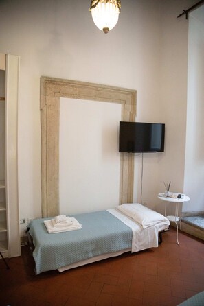 4 bedrooms, WiFi, bed sheets - Flowers Apartments- Mirrors Rooms (Roma)