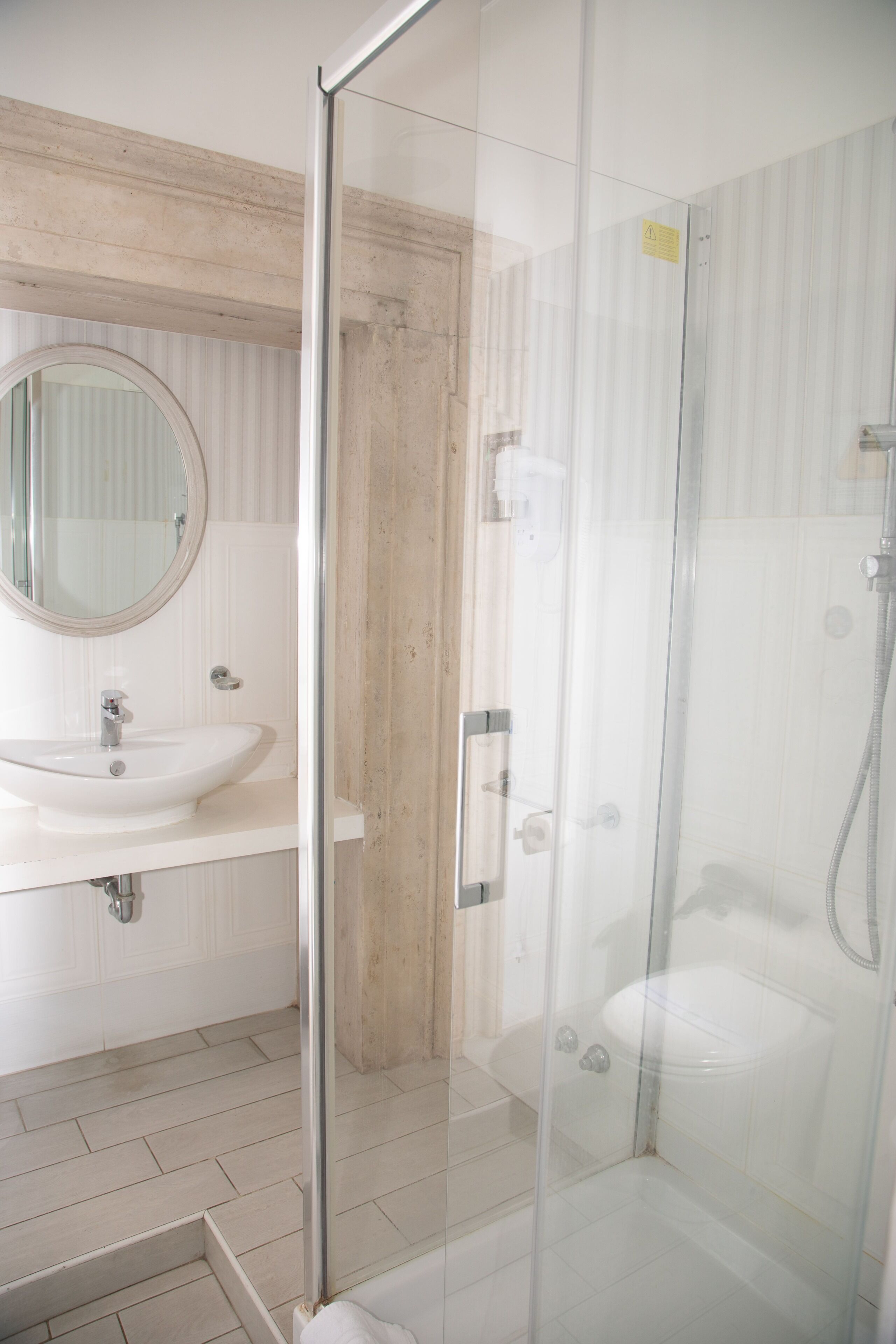 Dusche, Haartrockner, Bidet, Handtücher