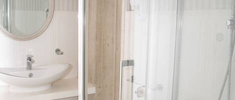 Dusche, Haartrockner, Bidet, HandtĂŒcher