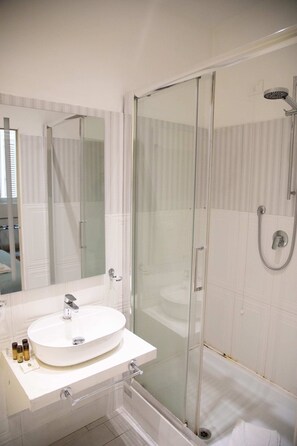 Bathroom - Vrbo Property (Roma)