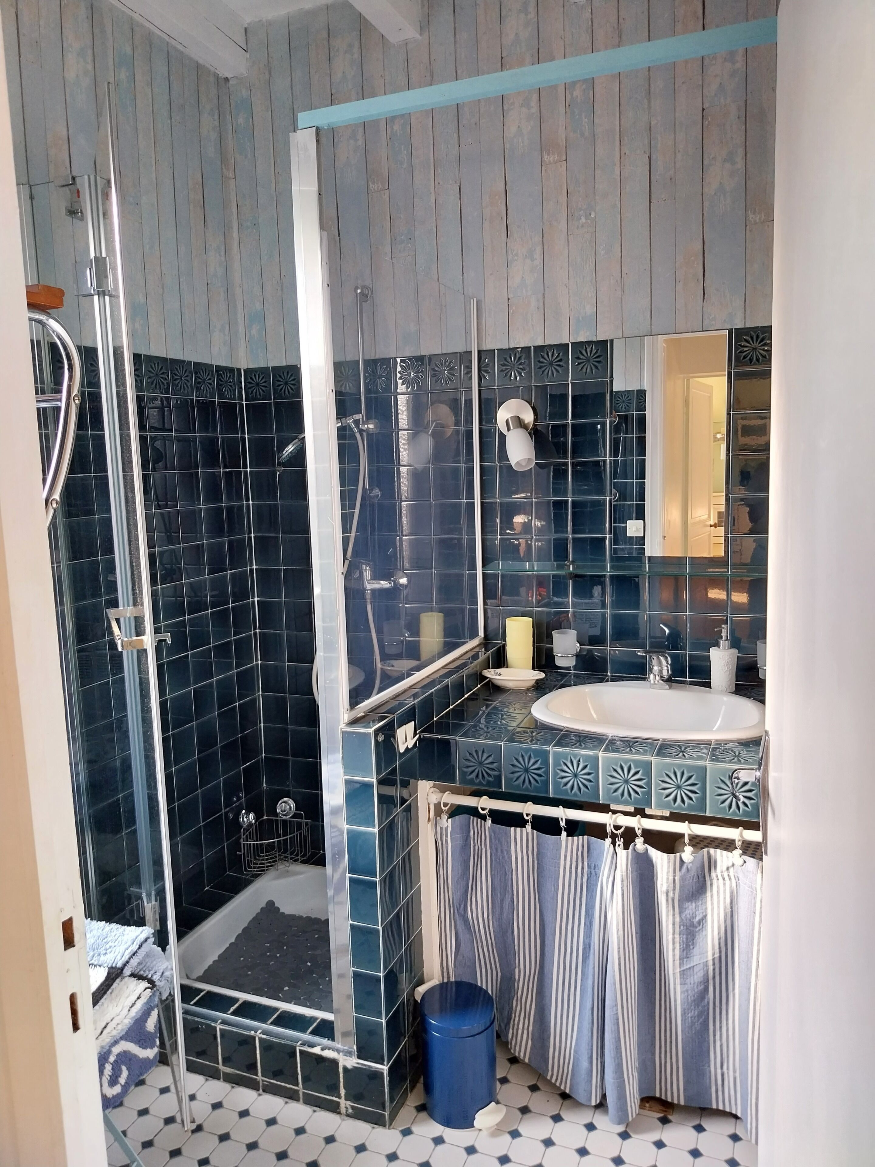 Dusj, hårføner, såpe og toalettpapir