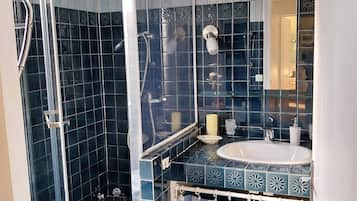 Douche, sèche-cheveux, savon, papier toilette