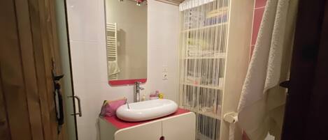 Douche, séchoir à cheveux, serviettes fournies, savon