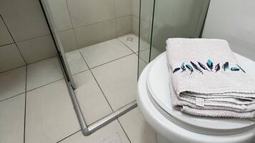Quarto standard, 1 cama de solteiro | Banheiro | Chuveiro, toalhas de banho, papel higiênico
