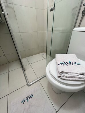 Standardzimmer, 1 Einzelbett | Badezimmer | Dusche, Handtücher, Toilettenpapier