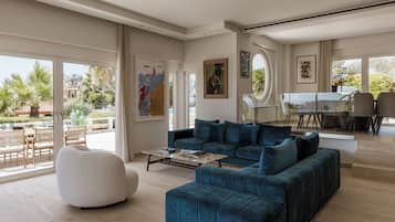 Villa superior, vista al mar | Área de sala de estar