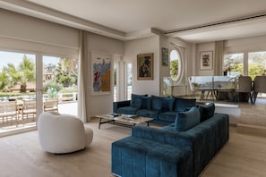 Villa supérieure, vue sur la mer | Aire de séjour | Téléviseur connecté de 65 po avec télévision par satellite