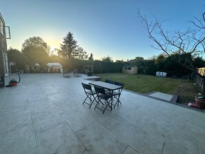 Outdoor dining - Modern Bromley Stay with Parking, Wi-Fi & Garden (Greater London)