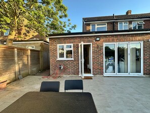 Outdoor dining - Modern Bromley Stay with Parking, Wi-Fi & Garden (Greater London)