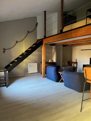 Living area - Vrbo Property (Bédarrides)