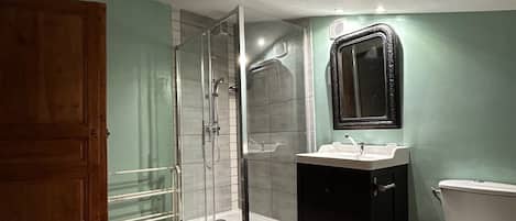 Dusche, Haartrockner, Seife, Toilettenpapier
