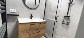 Shower, hair dryer, towels, soap - La Grange de Junas. Guest house 80 m2, 4 beds (Junas)
