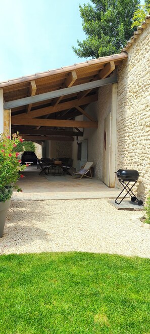 Terrace/patio - La Grange de Junas. Guest house 80 m2, 4 beds (Junas)
