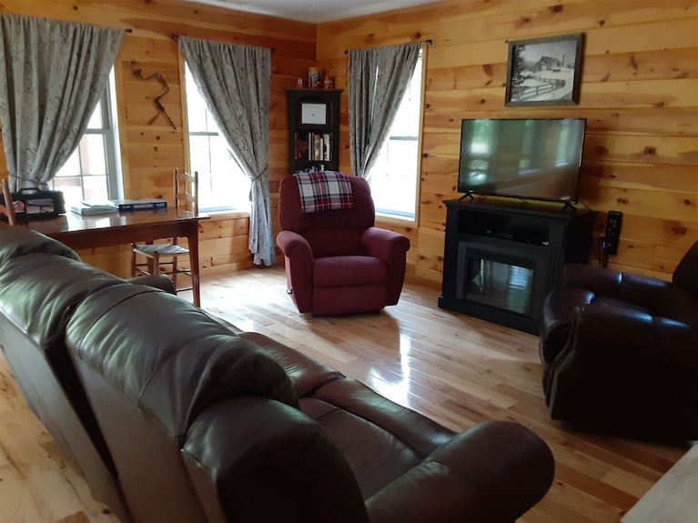 Old Wagon Ridge Cozy Mountain Escape With Hot Tub & Views - Shenandoah National Park