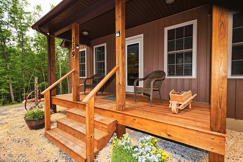 Old Wagon Ridge – Cozy Mountain Escape with Hot Tub & Views