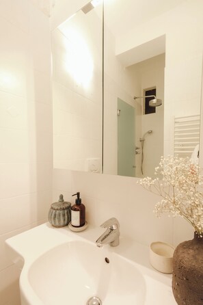 Dusche, Haartrockner, Bidet, Handtücher