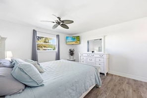 Room - Naples Pool Retreat • Minutes to 5th Ave & Beach (Naples)