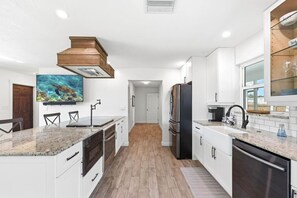 Private kitchen - Naples Pool Retreat • Minutes to 5th Ave & Beach (Naples)