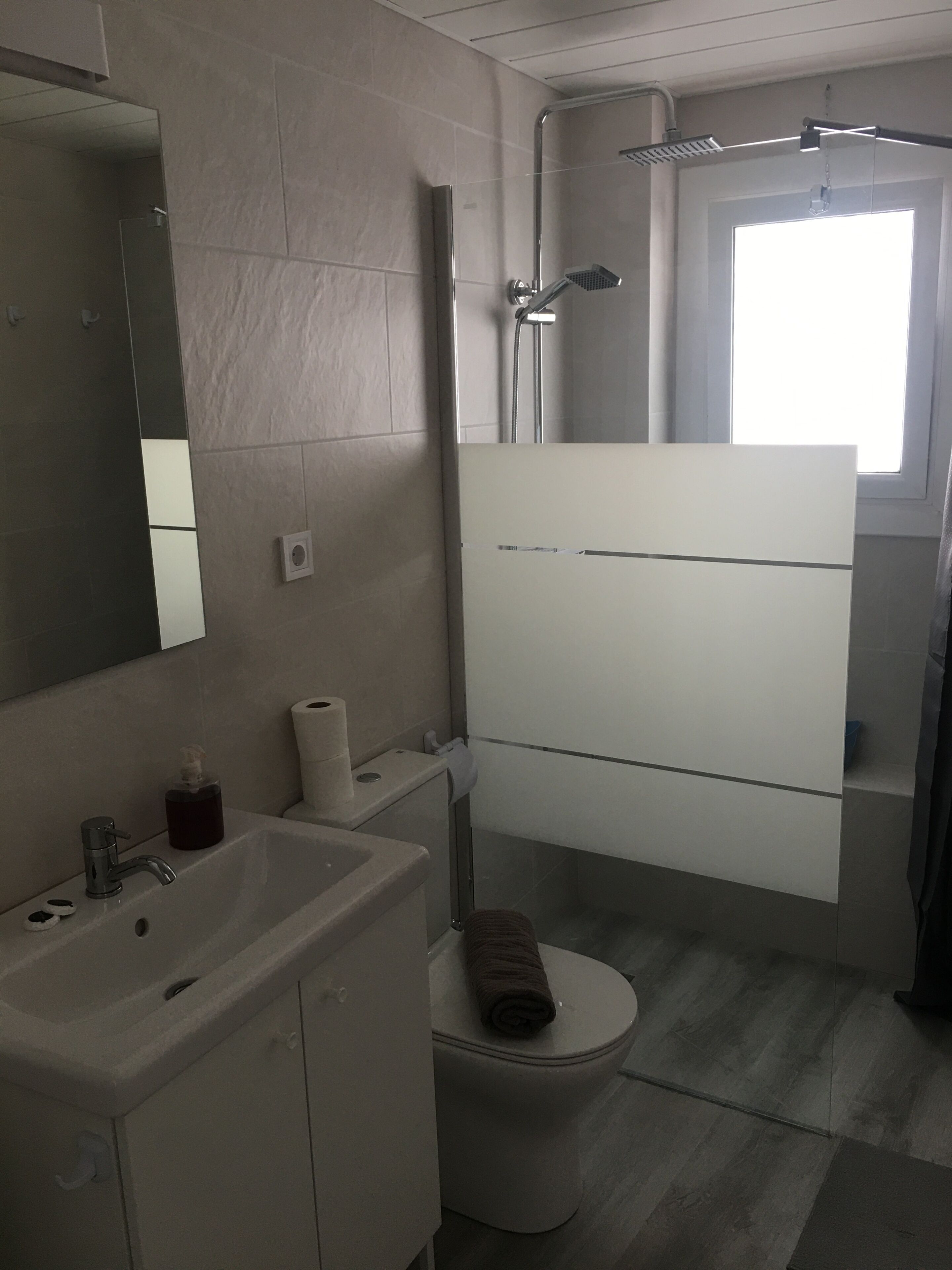 Haartrockner, Handtücher, Seife, Toilettenpapier
