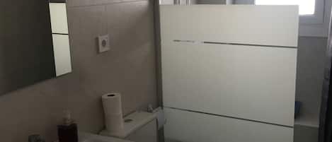 Haartrockner, Handtücher, Seife, Toilettenpapier