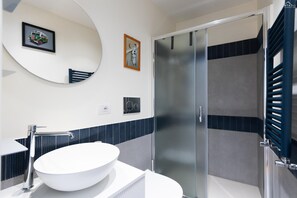 Shower, hair dryer, bidet, towels - Pigneto Terrace Apartment (Rome)