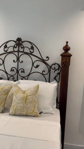 Room - Cozy @Wellington drive (Kingston)