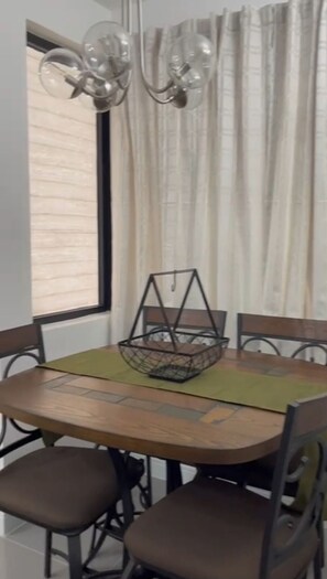 Dining - Cozy @Wellington drive (Kingston)