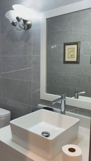 Bathroom - Cozy @Wellington drive (Kingston)