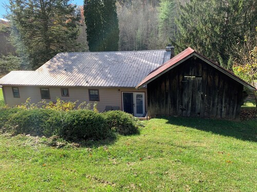 Charming Burnsville Farmhouse Retreat  2BR w AC & Mountain Serenity