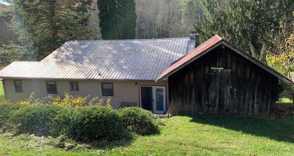 Charming Burnsville Farmhouse Retreat 2BR w AC & Mountain Serenity