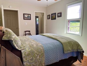 2 bedrooms, WiFi, bed sheets - Charming Burnsville Farmhouse Retreat  2BR w AC & Mountain Serenity (Burnsville)