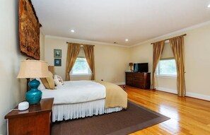 Room - Private Coastal Retreat on 1 Acre Minutes to Narragansett Beach & Boon St Market (Narragansett)