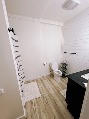 Dusche, Haartrockner, Handtücher, Seife